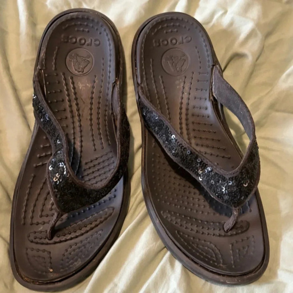 Crocs sequin black flip flops sandals size 6 great condition